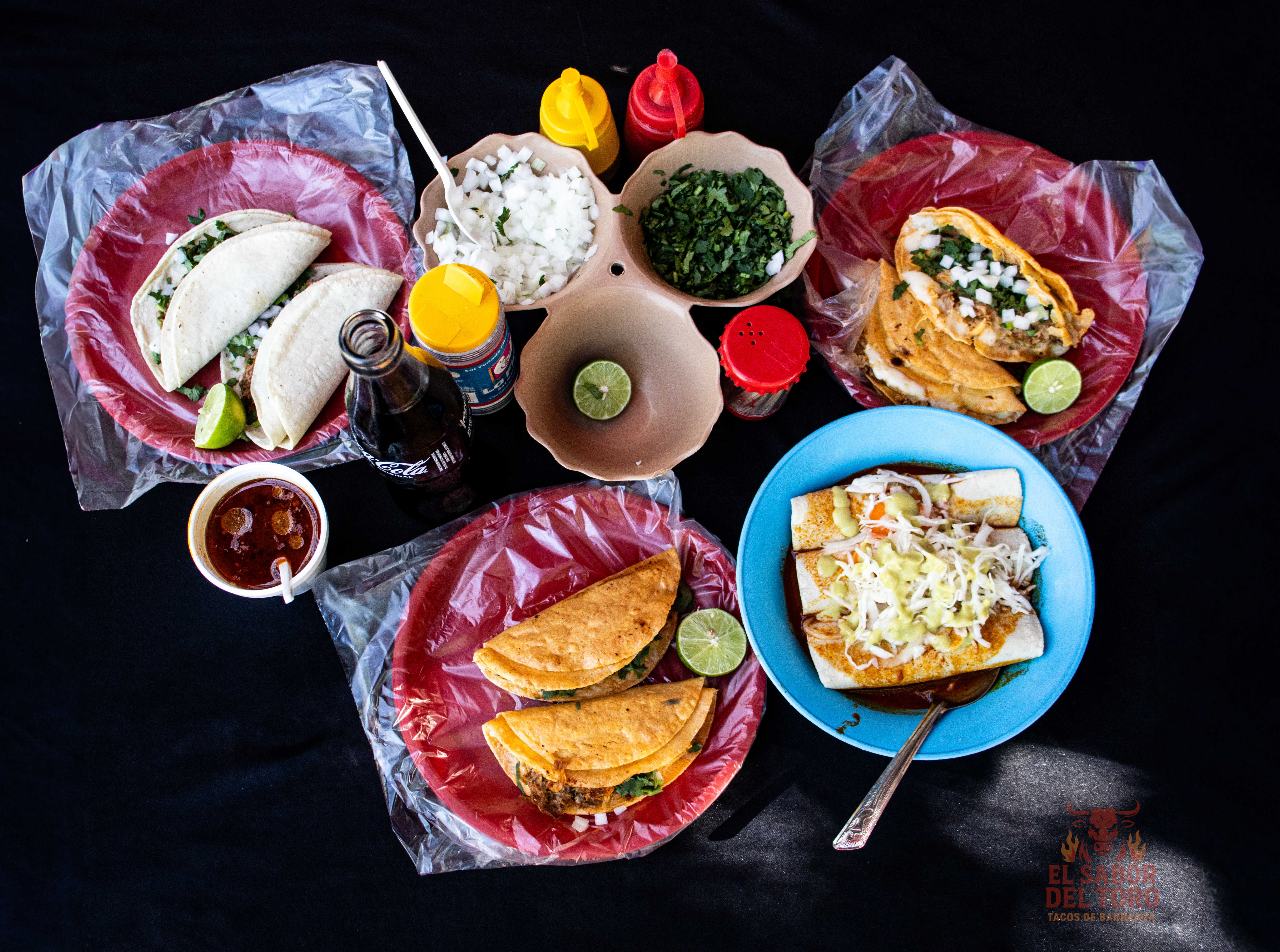 Variedad de platillos El Sabor del Toro